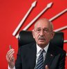 CHP lideri Kemal Kılıçdaroğlu, yardımların vatandaşlara ulaşmadığını söyleyerek, "İnsanlar soğuk yüzünden az hasarlı evlerine dönmek zorunda kaldılar" dedi