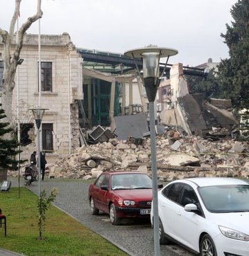 Hatay, dün akşam yaşanan sarsıntıyla felaketi bir kez daha yaşadı. Kahramanmaraş depremlerinde hasar gören tarihi Hatay Valiliği binasının bir bölümü ise 6,4