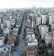 Kadıköy’de artan kira fiyatları hakkında konuşan Emlak Uzmanı İzak Hason, "Eskiden fiyatlar enflasyonun altında kalırdı ve dolar yükselişinin altında kalırdı. İlk defa son yıllarda fiyatlar doların da üzerinde kaldı. Bundan 5-6 sene önce Bağdat Caddesi’nde 4 bin TL kiraya verilen bir daire bugün 30 bin TL civarında. Depremden sonra fiyatlarda bir düşüş ya da artış olmadı. 100-150 bin TL’lik kiralık daireler 2-3 ay öncesine kadar da vardı. Yüzlerce emlakçının o daireleri kiralamak için çalıştığı fahiş fiyatlı daireler var" dedi