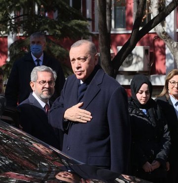 Cumhurbaşkanı Erdoğan enkaz altından 248 saat sonra kurtarılan Aleyna Ölmez ve 16 çocuğu ziyaret etti