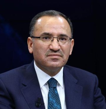 Adalet Bakanı Bekir Bozdağ, Kahramanmaraş merkezli depremlerin ardından başlatılan soruşturmalar kapsamında 171 kişinin tutuklandığını bildirdi. Bozdağ, Diyarbakır