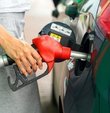 Akaryakıt fiyatları, brent petrol varil fiyatındaki dalgalanmalarla birlikte indirim ve zam haberleriyle değişkenlik gösteriyor. Araç sahipleri güncel LPG, motorin ve benzin fiyatlarını takip ediyor. Brent petroldaki düşüşle birlikte akaryakıt indirimi haberleri peş peşe geldi. Benzin fiyatlarına yapılan indirimin ardından motorin fiyatlarına da indirim bekleniyor. İşte, 24 Şubat 2023 güncel akaryakıt fiyatları ile LPG, motorin ve benzin fiyatlarında son dakika gelişmeleri...