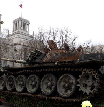 Almanya’da Rusya’nın Berlin Büyükelçiliğinin önüne, Ukrayna’daki savaşta tahrip olan Rus tankı konuldu.
