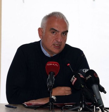 Kültür ve Turizm Bakanı Mehmet Nuri Ersoy, Hatay Arkeoloji Müzesi’nde düzenlenen Hatay Kültürel Mirasını Koruma Bilimsel Danışma Kurulu Toplantısı sonrası açıklamalarda bulundu. Bakan Ersoy burada yaptığı konuşmada, "Acil eylem planı çerçevesinde Hatayı tüm renkleriyle tekrar ihya edeceğiz" ifadelerine yer verdi