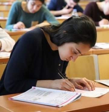 YKS başvurularında geri sayım sürüyor. Kahramanmaraş merkezli depremlerin ardından YKS başvurularının ertelenip ertelenmediği üniversite adayları tarafından araştırılmaya başlandı. Üniversite sınavı YKS, Temel Yeterlilik Testi (TYT), Alan Yeterlilik Testleri (AYT) ile Yabancı Dil Testi (YDT) şeklinde üç farklı oturumda ÖSYM tarafından gerçekleştirilmektedir. İşte 2023 ÖSYM sınav takvimi ile YKS başvuru ve sınav tarihleri...
