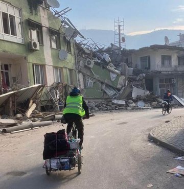 Pandemi döneminde evden çıkamayanların yardımına koştular. İzmir depreminden 2 saat sonra bisikletleriyle sahaya indiler. Şimdi de depremin en çok etkilendiği illerden biri olan Hatay