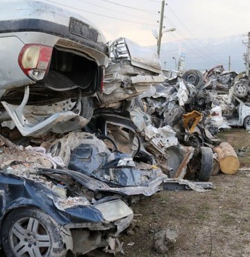 Kahramanmaraş merkezli 11 ili vuran depremlerde Hatay ağır hasar aldı. Yüzlerce evin enkaz halini aldığı şehirde arabalar da hurdaya döndü. Enkaz altında kalan araçlar üst üste konuldu