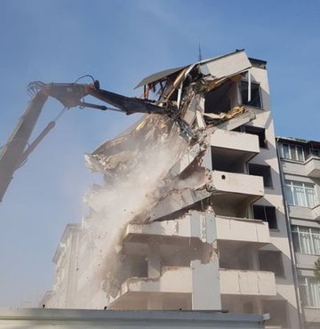 17 Ağustos 1999 depreminde ağır hasar gören Kocaeli