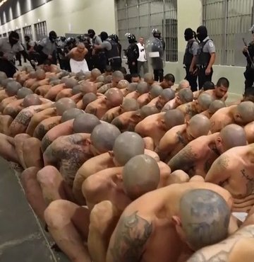 El Salvador Devlet Başkanı Nayib Bukele Cuma günü yaptığı açıklamada, 2000 çete üyesinden oluşan ilk grubun ülkedeki yüksek güvenlikli yeni bir cezaevine nakledildiğini söyledi. 