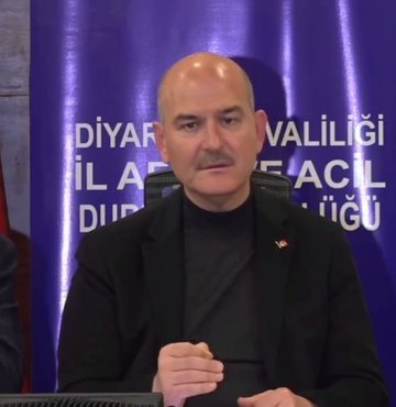 İçişleri Bakanı Süleyman Soylu ve Adalet Bakanı Bekir Bozdağ açıklama yaptı. Adalet Bakanı Bozdağ, "Kira, nakliye gibi hizmetlerde haksız kazanç elde etmek isteyenlere karşı çok ağır cezalar öngören düzenlemeler yapacağız" dedi. İçişleri Bakanı Soylu da depremde askerin çıkmadığı iddiaları hakkında ise "Uluslararası yardım istediğimiz yerde askerimiz, polisimiz teyakkuz halinde. Bunu zafiyet alanı olarak ortaya koymak çok yakışmadı, ayıp edildi" ifadelerini kullandı 