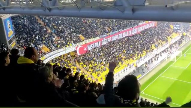 Fenerbahçe'nin Konyaspor'u konuk ettiği maçta tribünlerde &quot;Hükümet istifa&quot; sloganının yanı sıra &quot;istifa&quot; temalı marş da söylenmişti.