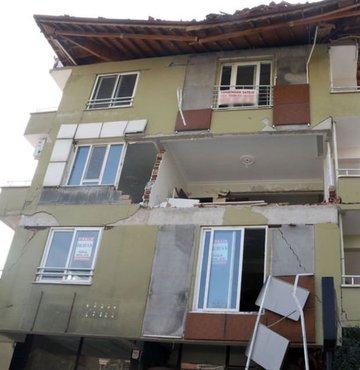 Hatay, depremlerin ardından hayalet şehre dönerken, hasarlı binalardan geriye 