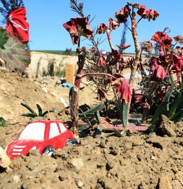 Depremde enkaz altında kalarak hayatını kaybedenlerin defnedildiği Adana