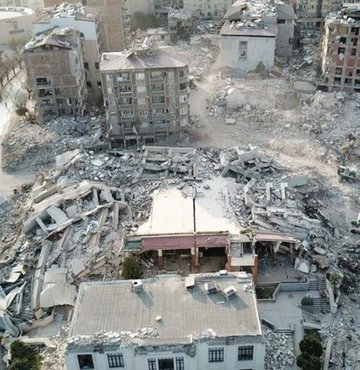 Çevre, Şehircilik ve İklim Değişikliği Bakanlığı Yapı İşleri Genel Müdürü Banu Aslan, deprem bölgesindeki 11 ilde 4 milyon 874 bin 588 bağımsız bölüme karşılık gelen 1 milyon 430 bin 363 binanın incelendiğini bildirdi. Bölgede 420 bin bağımsız bölüme karşılık 144 bin 595 binanın ağır hasarlı olduğunu belirten Aslan, "Bunlarla ilgili itiraz süreçleri devam ediyor. Ama genel sayımız bu. Orta hasarlı 34 bin 747 bina tespit ettik" diye konuştu