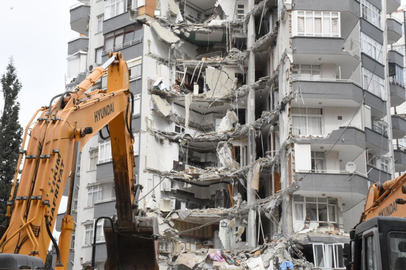 Adana'daki Bir Binayı 25 Yıl önceki Depremden Sonra Güçlendirilen Kolon ...