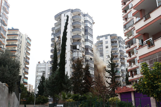 Adana'daki Bir Binayı 25 Yıl önceki Depremden Sonra Güçlendirilen Kolon ...