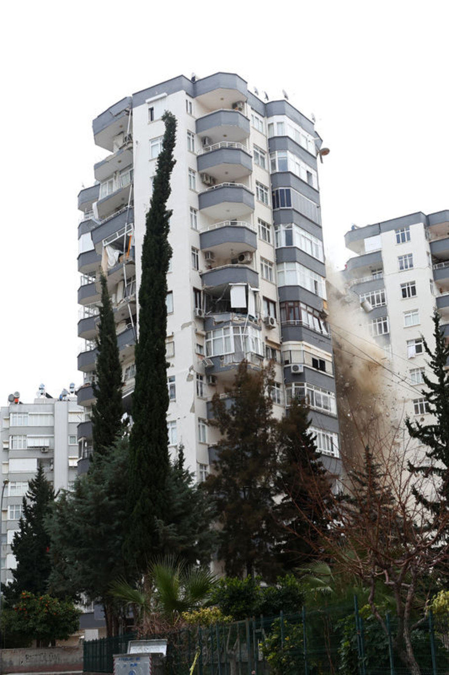 Adana'daki Bir Binayı 25 Yıl önceki Depremden Sonra Güçlendirilen Kolon ...