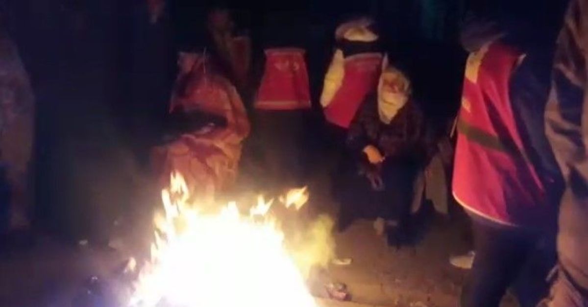Yürek yakan bekleyiş… Anne ve babası enkaz başında!