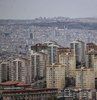 Ankara Cumhuriyet Başsavcılığı, konut satış ve kiralama bedellerinde son 20 günde ciddi artışlar yaşandığının tespit edilmesi üzerine soruşturma başlattı. Adalet Bakanlığı da dün deprem ve salgın dönemlerinde ürün fiyatı ve kirada fahiş artış yapanlara 2 yıldan 5 yıla kadar hapis cezası ön gören yasa için teknik çalışma başlatıldığını duyurmuştu