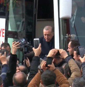 Cumhurbaşkanı Recep Tayyip Erdoğan, MHP Genel Başkanı Devlet Bahçeli ve BBP Genel Başkanı Mustafa Destici Kahramanmaraş’ın Elbistan ilçesindeki konteyner kente ziyarette bulundu. Cumhurbaşkanı Erdoğan, "Bu ülkenin yeni acılara tahammülü yoktur. Kimsenin milletimize yeni bedeller ödetmesine müsaade etmeyeceğiz" dedi. Malatya
