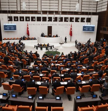 Emeklilikte yaşa takılanlar ile ilgili yasa teklifi TBMM Genel Kurulu’nda görüşülerek kabul edildi. Teklifin emeklilik ile ilgili hükümleri, TBMM’ye sunulan haliyle yasalaştı. 8 Eylül 1999 öncesinde sigortalı çalışmaya başlayanlar, yaşa bakılmaksızın prim günü ve sigortalılık süresi koşulunu yerine getirerek emekli olabilecekler. Habertürk’ten Ahmet Kıvanç’ın haberi...