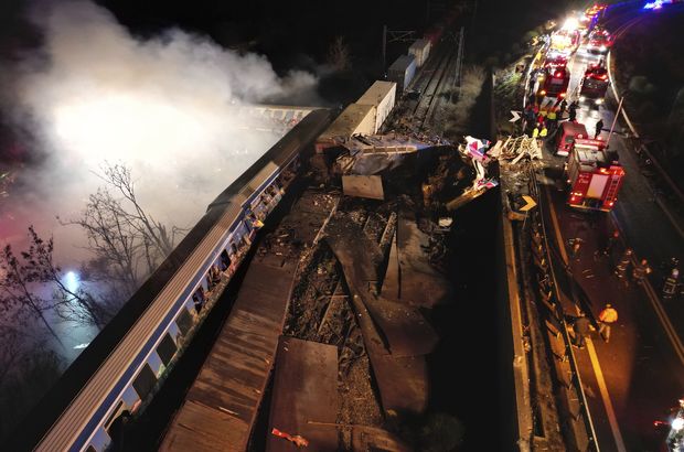 Yunanistan'da iki tren çarpıştı: Çok sayıda kişi hayatını kaybetti!