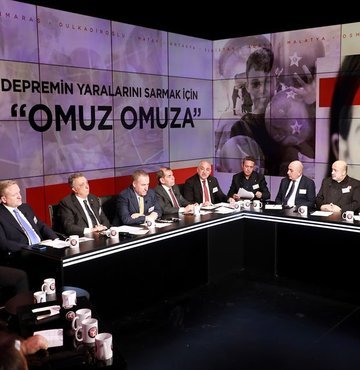 Futbol ailesinin Kahramanmaraş merkezli 11 ili etkileyen depremlerden zarar gören vatandaşlar için ortak yayınla ekranlarda ve radyolarda düzenlediği "Omuz Omuza" kampanyasına hem dünyadan hem Türkiye