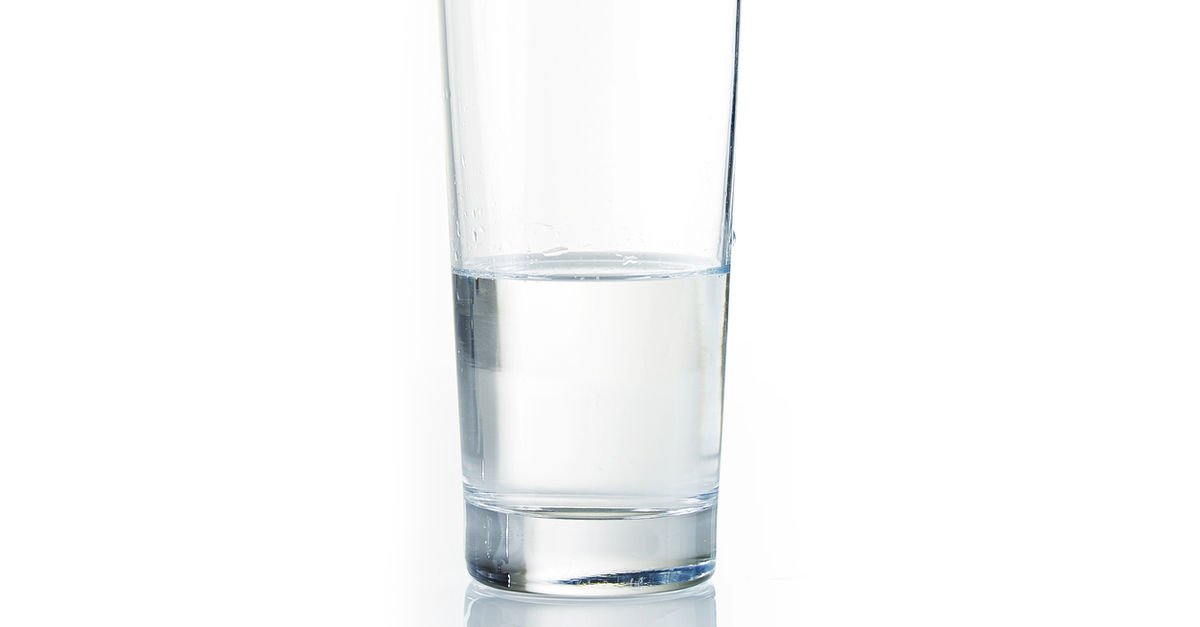 1 2 это пол стакана. Половина стакана воды. Пол стакана воды. Стакан наполовину Нолан. Пол стакана воды картинка.