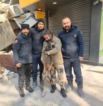 Kahramanmaraşlı apartman görevlisi Mehmet Çabuk, enkaz altından kurtarıldıktan sonra buluştuğu itfaiye ekiplerinin kurtarma köpeği Çakıl’ı kucaklayıp "Sen var ya aslansın" diye sevdi