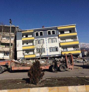 İstanbul Teknik Üniversitesi İnşaat Mühendisliği bölümünden akademisyenler, deprem bölgesindeki yeni binalarla ilgili önemli bir çalışmaya imza attı. Çalışmayla ilgili bilgi veren Doç. Dr. Beyza Taşkın, "Kamuoyunda bir infial çıktı. Gölbaşı