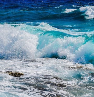 Okyanus ve denizin doğal sebeplerden dolayı tuzlu olduğunu düşünüyor olabilirsiniz lakin bu aslında doğal bir durum değildir aslında çevredeki kayalar, su kütlelerini tuzlu bir hale getirir. 