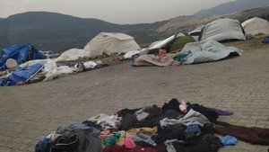 Son dakika: İskenderun'da kuvvetli rüzgar depremzedelerin çadırlarını yıktı