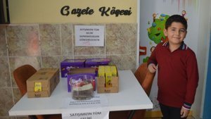 İlkokul öğrencisi depremzedeler yararına meyve suyu ve kek satıyor