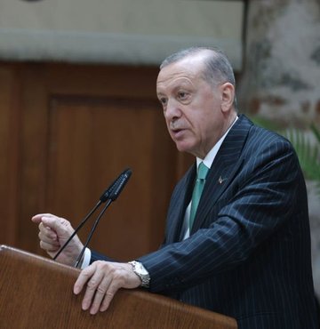 Cumhurbaşkanı Erdoğan, "Türkiye Ulusal Risk Kalkanı kapsamında deprem, sel, yangın, heyelan, kuraklık gibi afetleri; salgından teröre, sığınmacı akınlarından ekonomik krizleri ilave etmeliyiz. Yaşadığımız jeopolitiğin dayattığı terör, sosyal kaosu hususa katmalıyız. Böylesi bir yaklaşımın siyaset üstü yaklaşım olarak en doğru olarak düşünüyorum" dedi