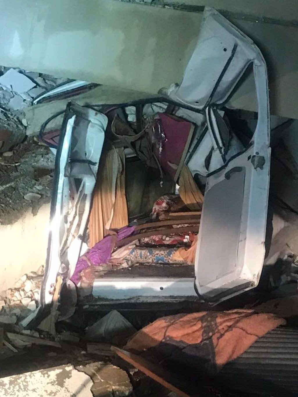Depreme Hatay'da uyuduğu araçta yakalandı! Enkaz altında kaldı, 30 saatte kurtarıldı