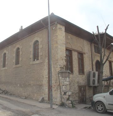 Kahramanmaraş’ta kilise olarak inşa edilen fakat şimdilerde sağlık ocağı olarak kullanılan 3 asırlık tarihi yapı yaşanan iki büyük depreme rağmen zarar görmedi