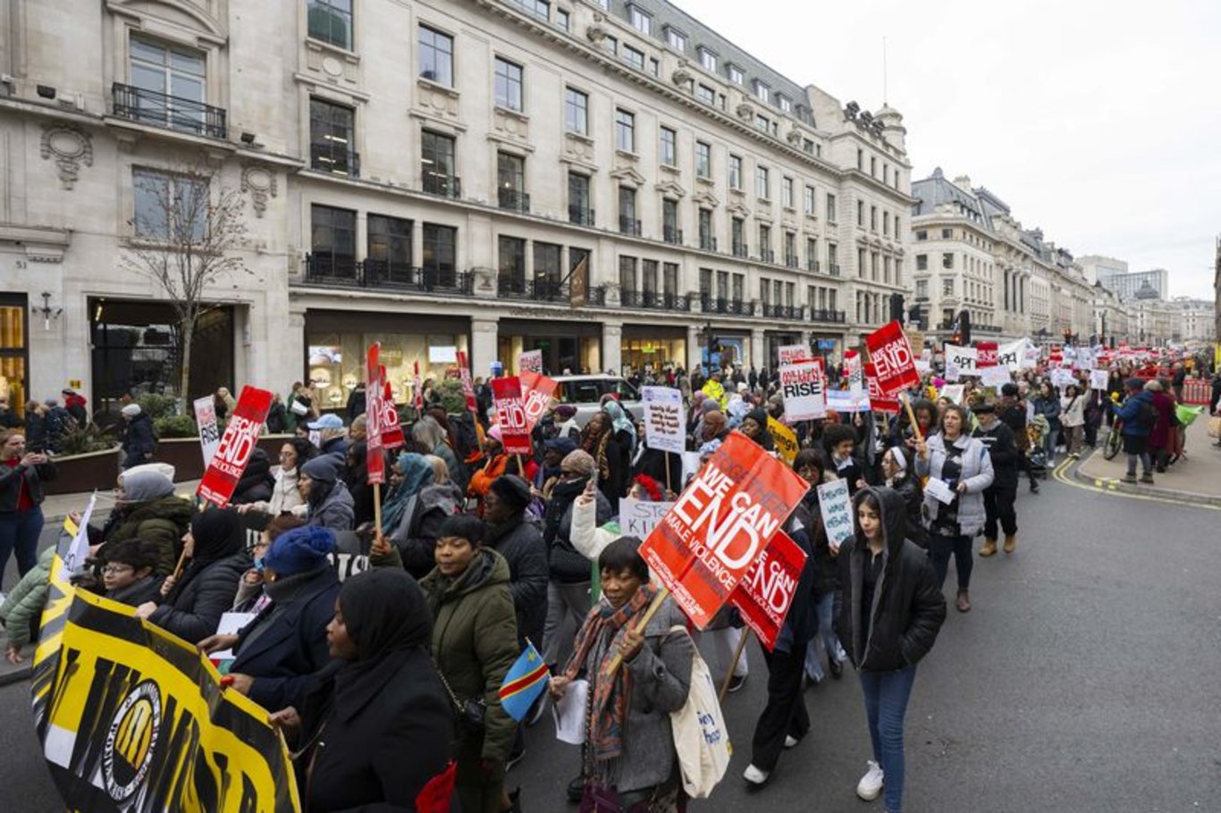 Londra'da Binlerce Kadın Sokaklara Indi