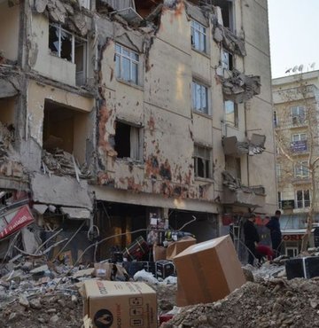 Deprem bölgesinde görevlendirilen bir emniyet müdürünün görev yerine dönerken, yanında depremzedeler için gönderilen birçok malzemeyi götürdüğü ortaya çıkmıştı. Habertürk