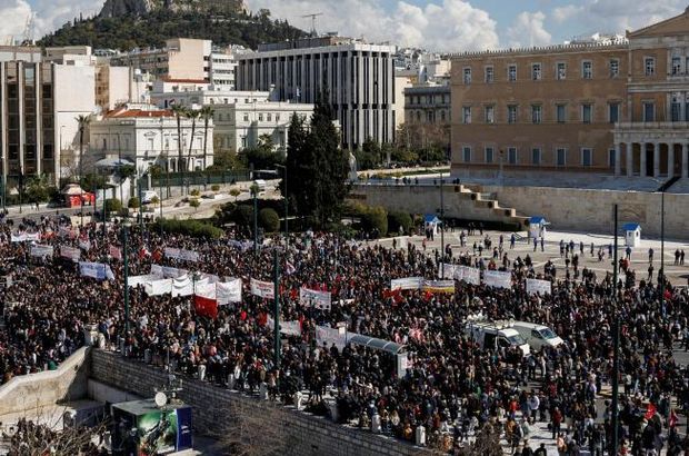 Yunanistan Başbakanı Miçotakis tren kazası nedeniyle özür diledi, Atina’da protesto düzenlendi