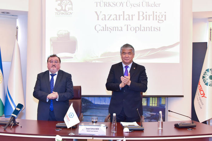 TÜRKSOY Yazarlar Birliği Genel Başkanı ve Kazakistan Yazarlar Birliği Başkanı Ulugbek Esdaulet (solda) ve TÜRKSOY Genel Sekreteri Sultan Raev (sağda)