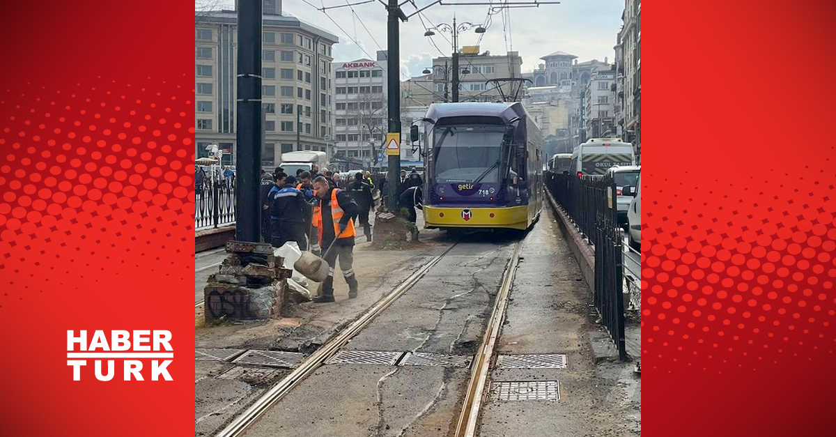 Raydan çıkan tramvay elektrik direğine çarptı!