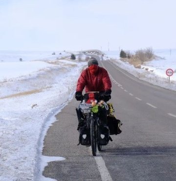 Almanya’dan başlayarak bisikletiyle dünya turuna çıkan Alman asıllı Marcus, 5 bin kilometre pedal çevirip Erzincan’a geldi. Erzincan’ın Otlukbeli ilçesine ulaşan doğa gezgini Türkiye’yi muhteşem bulduğunu kaydetti