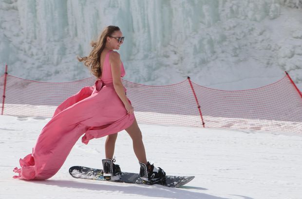 En sevdiği elbisesiyle buz dağına tırmandı