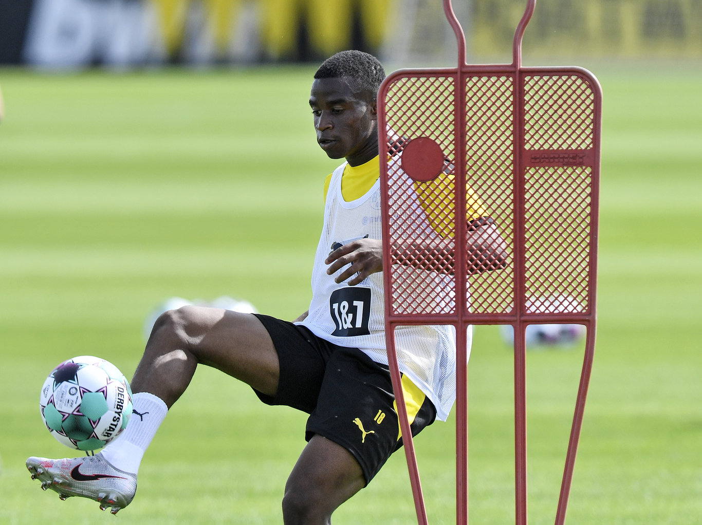 Skandal! Youssoufa Moukoko 4 yaş büyük çıktı - Spor haberleri