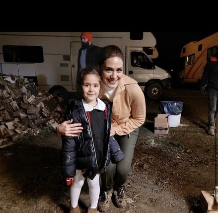 Mısra, Leyla Hanım belgesel filminde, Leyla Atakan'ı canlandıran oyuncu Özge Borak ile bu fotoğrafı çektirmişti.