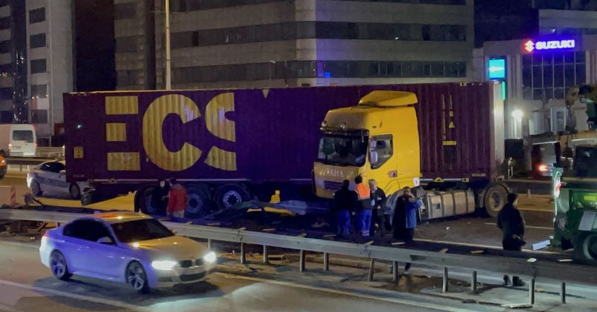 Son dakika haberleri: İstanbul’da feci kaza! Alkollü TIR sürücüsü bariyerlere çarptı!