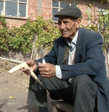 Balıkesir’in Sındırgı ilçesinde yaşayan 82 yaşındaki Musa Aktaş, yarım asrı geçkin süredir törpü, keser ve zımparası ile ağaçlara şekil veriyor