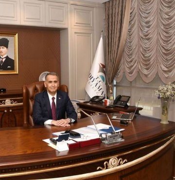 Adıyaman Valisi Mahmut Çuhadar görevinden ayrılma kararı aldı. Vali Çuhadar yaptığı açıklamada, görevinden ayrılma gerekçesi olarak sağlık sorunlarını gösterdi. 