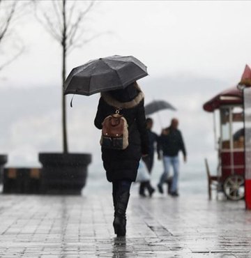 Habertürk Meteoroloji Mühendisi Hüseyin Öztel, Cumartesi erken saatlerde havanın değişeceğine ve hayatı olumsuz etkileyecek bir lodos fırtınası ile kuvvetli sağanak yağışlara dikkat çekti