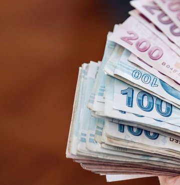 Emeklilikte yaşa takılanlara ilişkin kanunun yürürlüğe girmesinin ardından başlayan emeklilik başvuruları devam ediyor. EYT’liler bir yandan da emekli aylığını artırmanın yollarını arıyorlar. Emekli aylığı düşük olan ve yüksek ücretle çalışmaya devam eden EYT’liler, emekliliği geciktirmenin emekli aylığını artırmak açısından avantajlı olup olmadığını merak ediyorlar. Ahmet Kıvanç, HABERTÜRK okurlarının sorularını yanıtladı